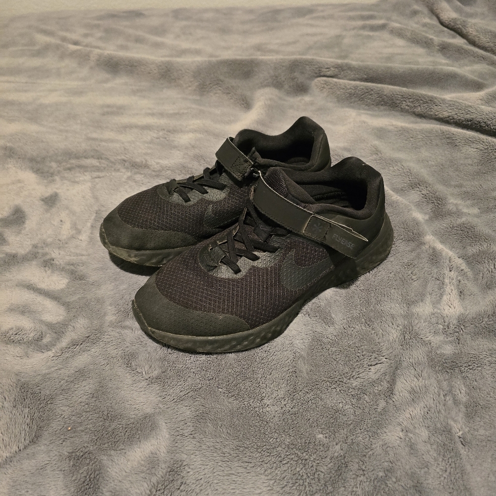 Men' 6Y Used Nike shoes in black